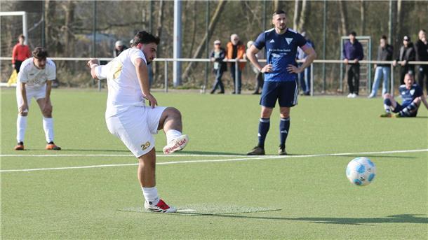 Alican Alkan vom 1. FC Nordenham schießt einen Elfmeter im Spiel gegen den Wilhelmshavener SC Frisia II
