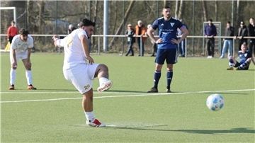 Alican Alkan vom 1. FC Nordenham schießt einen Elfmeter im Spiel gegen den Wilhelmshavener SC Frisia II
