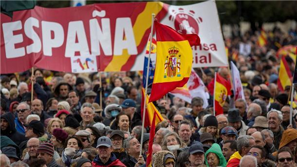 Erneut Protest gegen Amnestie für katalanische Separatisten Gegen die geplante Amnestie für die katalanische Separatisten regt sich erneut Widerstand: Tausende Menschen protestierten in Madrid gegen die Pläne der spanischen Regierung.