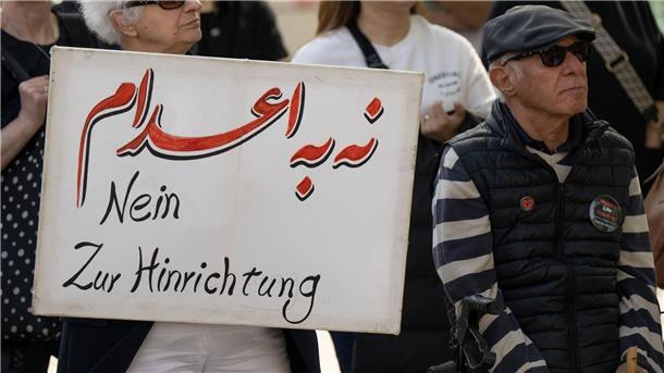 Weiterer Demonstrant im Iran hingerichtet Gegen die jüngsten Hinrichtungen im Iran protestieren Exil-Iraner in Frankfurt. (Archivbild)