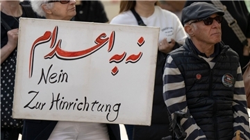 Gegen die jüngsten Hinrichtungen im Iran protestieren Exil-Iraner in Frankfurt. (Archivbild)