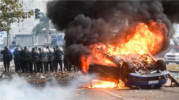 Mileis Reformpaket löst heftige Krawalle aus Gegen ein Reformpaket des argentinischen Präsidenten Milei regt sich massiver Widerstand. In Buenos Aires kam es zu heftigen Auseinandersetzungen mit der Polizei.