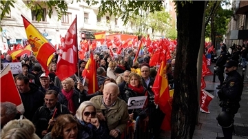 Gegen einen möglichen Rücktritt: Anhänger des spanischen Ministerpräsidenten Pedro Sánchez versammeln sich während einer Demonstration vor der Parteizentrale der PSOE.