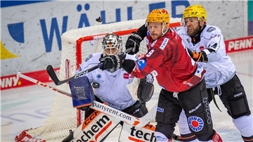 Gegen Frankfurt hat es nicht geklappt. Kapitän Jan Urbas und die Pinguins verloren 0:4 - hatten aber mehr erneut mehr Schüsse als der Gegner.