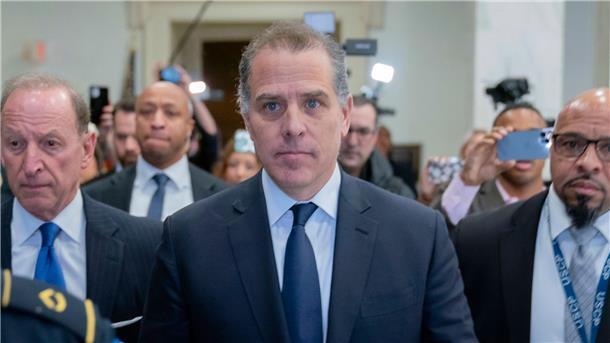 Hunter Biden plädiert auf nicht schuldig Gegen Hunter Biden (M) wurde im Dezember wegen mehrerer Steuerdelikte Anklage erhoben.