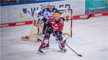 Gegen Nürnbergs Oliver Mebus (hinten) wirkt selbst der groß gewachsene Pinguins-Kapitän Jan Urbas klein.
