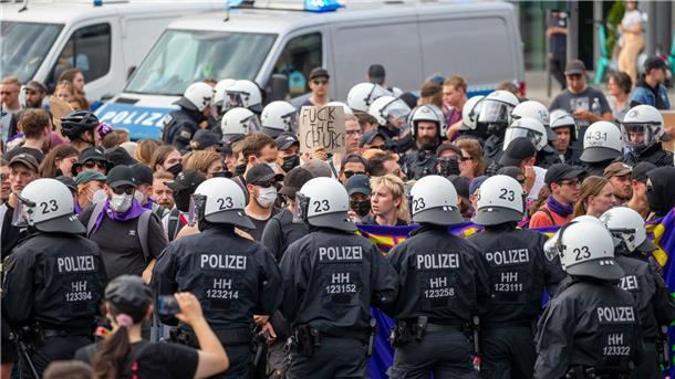 Hunderte bei Demos gegen Abtreibung - Schlagstockeinsatz Gegendemonstranten des „Marschs für das Leben“ blockieren den Demonstrationszug auf der Pipinstrasse in Köln.