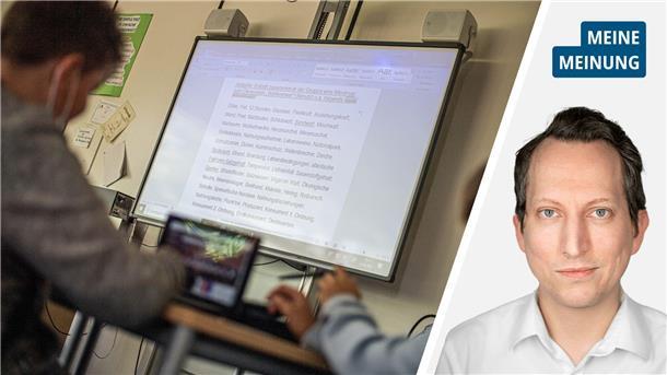 Es ist ein Board zu sehen. Schüler sitzen an einem Laptop. In der zweiten Hälfte des Bildes ist ein Mann mit weißem Hemd zu sehen. 