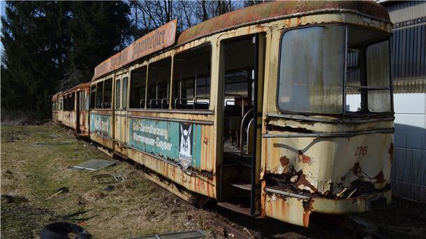 Gehört auch zu den "Lost Places" im früheren Sperrzeugamt: Die ehemaligen Bremerhavener Straßenbahnwaggons. Sie rotten seit Jahren auf dem Abstellgleis vor sich hin.