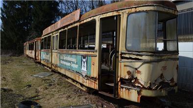 Gehört auch zu den "Lost Places" im früheren Sperrzeugamt: Die ehemaligen Bremerhavener Straßenbahnwaggons. Sie rotten seit Jahren auf dem Abstellgleis vor sich hin.