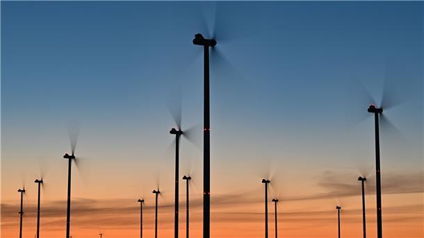 Geht bald die Sonne auf für neue Windräder im Cuxland? Die Ampel-Koalition in Berlin treibt den Ausbau voran. Foto Pleuel