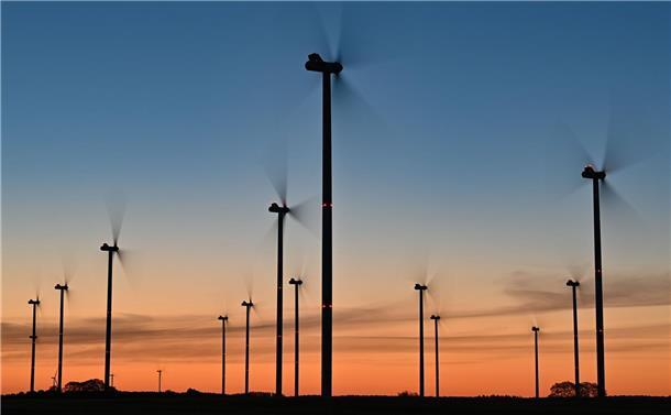 Geht bald die Sonne auf für neue Windräder im Cuxland? Die Ampel-Koalition in Berlin treibt den Ausbau voran, die Kreis-CDU begrüßt das. 
