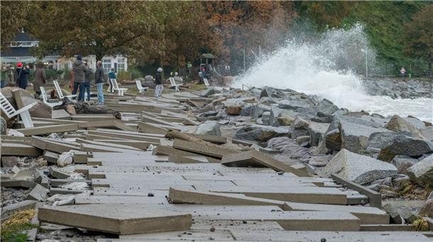 Gehwegplatten wurden in Sassnitz durch den Sturm an der Strandpromenade weggeschwemmt.