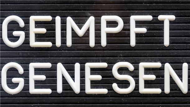 Die Qual der Wahl: Wirte zwischen 3G und 2G "Geimpft! Genesen!" steht auf einem Schild.