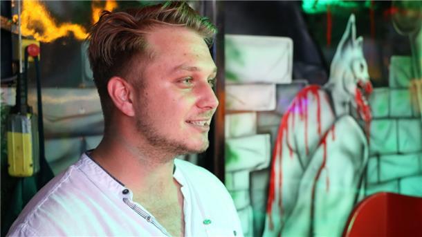 Geisterbahn-Chef Harry Paul Hansla würde den Reporter am liebsten gleich als Erschrecker verpflichten.