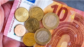 Geldscheine und Euromünzen mit dem Wert von 12,41 Euro - sie entsprechen dem neuen Mindestlohn.