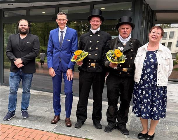 Gruppenbild mit zwei Schornsteinfegern