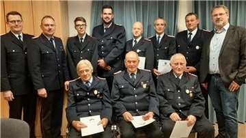Gemeindebrandmeister Harald Cordes, der stellvertretende Abschnittsleiter Reiner Harms, Lennart Mahnken, Pascal Mahnken, Nils Rugen, der stellvertretende Ortsbrandmeister Lars Rugen, Ortsbrandmeister Ingo Pape, Samtgemeindebürgermeister Oliver Moje (stehend, von links) sowie Ehrenortsbrandmeister Wilfried Rugen, Hans-Georg Mahnken und Manfred Müller (sitzend, von links).