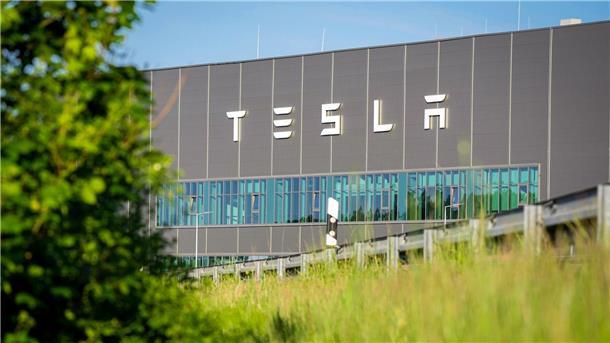 Tesla-Protestcamp geht in die Verlängerung Gemeindevertreter von Grünheide hatten am Donnerstagabend einen Bebauungsplan beschlossen, der den Weg für eine Erweiterung des Tesla-Werkes freimacht.
