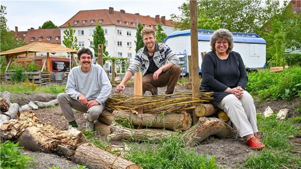 Gemeinsam haben sie dem Zollinlandplatz in Lehe neues Leben eingehaucht: Moritz Alber (von links) und Hauke Arntz vom Café „Das Beet“ und Susanne Ruser von der „Zolli“-Initiative.