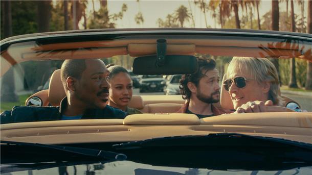 Axel F ist zurück: Wie ist der neue Beverly Hills Cop von Netflix? Auf Undercover-Mission: Serge (Bronson Pinchot) ist völlig aus dem Häuschen über die Rückkehr von Axel Foley. Mit dabei dabei sind Anwältin Jane Saunders (Taylour Paige) sowie Detective Bobby Abbott (Joseph Gordon-Levit).