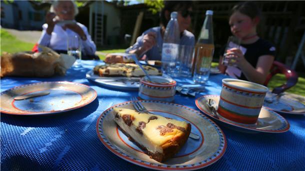 Gemeinsam im Garten bei Kaffee und Kuchen sitzen: Aufgrund der Lockerungen geht das wieder mit bis zu zehn Menschen aus beliebig vielen Haushalten.