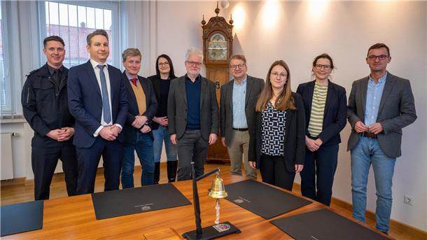 Bremerhavener Kultur- und Wissenschaftsinstitutionen haben sich zu einem Notfallverbund zusammengeschlossen, v. li. Stefan Zimdars, Feuerwehr,. Alexander Mraz, Hochschule, Kai Kähler und Peggy Marx, Historisches Museum, Christian Salewski, AWI, Lars Tietje, Stadttheater, Julia Kahleyß, Stadtarchiv, Simone Blaschka, Deutsches Auswandererhaus, und Stadtrat Michael Frost.