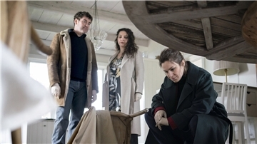 Gemeinsam mit Dela Tahiri (Hanife Sylejmani, M) und Georg König (Stephan Szász, l) nimmt Katharina Tempel (Franziska Hartmann, r) die Arbeit auf.