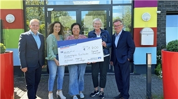Gemeinsam mit dem Hegeringleiter Mirco Riethmüller (links) und seiner Stellvertreterin Conny Trowitzsch (2.v.r.) freuten such Azize Subasic, Carmen Bikker und Rüdiger Kurmann (von links) vom Kinderhospiz Cuxhaven über die Spende der Jäger.