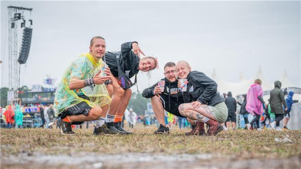 Deichbrand 2023 ertrinkt: REGEN und SCHLAMM ohne Ende (Fotos) Gemeinsam mit Freunden auf einem Festival und dann noch ein gutes Getränk in der Hand - was kümmert einen da der Regen?