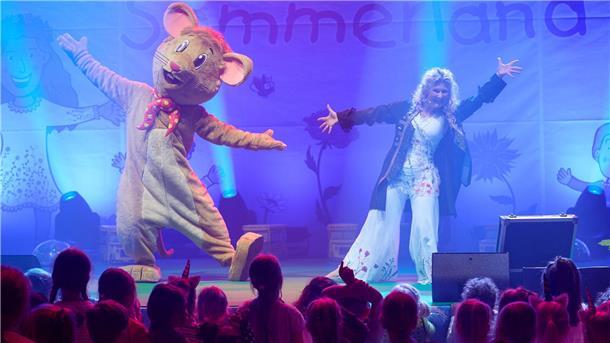 Gemeinsam singen macht Spaß: Bei den Konzerten von Simone Sommerland ist auch Mausi Maus dabei.