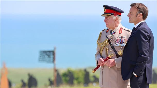 Die letzten D-Day-Helden: Gedenken in Zeiten des Krieges Gemeinsam stehen der britische König Charles III. und der französische Präsident Emmanuel Macron an der Atlantikküste in der Normandie. Am 6. Juni 1944 landeten hier die Soldaten der Alliierten.