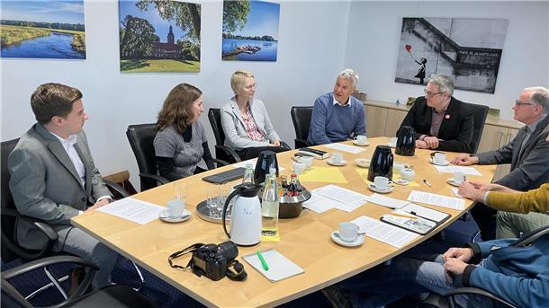 „Online Services“ sollen Bürgern im Landkreis Rotenburg das Leben erleichtern  Gemeinsam stellten sie das neue Serviceportal vor: Gerhard Kahrs (HVB-Sprecher, Bürgermeister Samtgemeinde Selsingen), Landrat Marco Prietz, Torsten Oestmann (Bürgermeister Stadt Rotenburg), Kreisrätin Dr. Silke Fricke, Emese Stauke (Leiterin Amt für Digitalisierung und IT, Landkreis) und Christian Schumacher (Consultant E-Government, NOLIS GmbH).