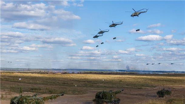 London: Russland hat Vorteil in Luftraum über Südukraine Gemeinsame strategischee Übung der Streitkräfte von Russland und Belarus im September 2021 auf dem russischen Truppenübungsplatz Mulino unter Beteiligung zahlreicher Hubschrauber.