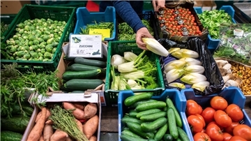Gemüse auf einem Wochenmarkt: Die Erzeugerpreise sind weiterhin auf hohem Niveau.