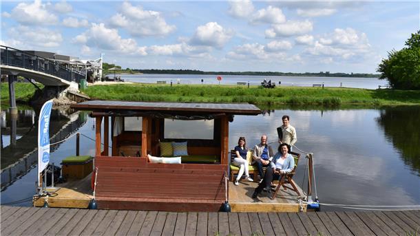 Neue Attraktion: Sich mit dem Floß auf dem Kanal in Bederkesa treiben lassen Gemütlich auf dem Kanal unterwegs: Ein Floß steht nun in Bad Bederkesa zur Verfügung.