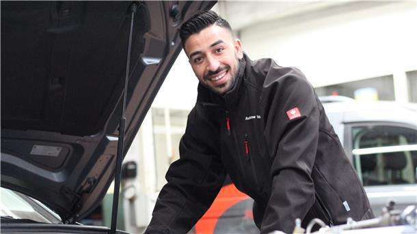 Genau hinschauen, sich ganz tief hineinarbeiten in ein Problem: Bashar Turan gefällt es als Kfz-Mechatroniker besonders, auf elektronische Fehlersuche zu gehen.