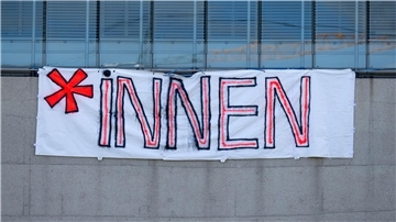 Gendern verboten: Scharfe Kritik gab es daran unter anderem von den Grünen, politischen Hochschulgruppen, Gewerkschaften, queeren Verbänden und auch der Bundesschülerkonferenz.