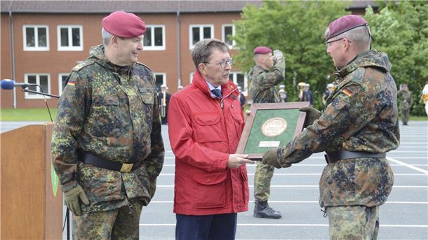 General a. D. Rainer Korff (links) überreichte dem Regiment den General-Kießling-Preis.