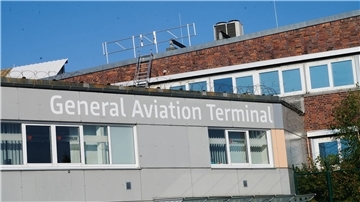 General Aviation Terminal steht in großen Lettern auf dem General Aviation Center am Flughafen Berlin Brandenburg BER.