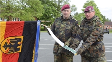 Generalleutnant Alfons Mais (links) ist Inspekteur des Heeres und damit oberster Chef der Teilstreitkräfte. Am Dienstag war er in der Fallschirmjäger-Kaserne in Seedorf zu Gast, um dem Fallschirmjäger-Regiment 31 das Fahnenband „Einsatz“ zu verleihen. Es erinnert an die jüngeren Auslandseinsätze des Regimentes. Regimentskommandeur Eiko Zuckschwerdt (rechts) durfte mit Hand anlegen.