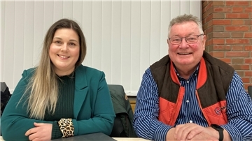 Generationsübergreifende Zusammenarbeit: Jana Wanzek (Grüne) ist Chefin der neuen Gruppe Freie Bürger/Grüne, Horst Schütte (Freie Bürger) ihr Stellvertreter.