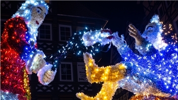 Die Figur «Doktor Eisenbart» leuchtet beim symbolischen Zahn ziehen. Verschiedene weihnachtliche Figuren leuchten in der Innenstadt von Hannoversch Münden.