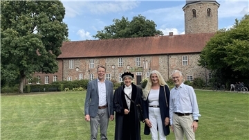 Zeven nimmt Abschied von Gauß-Darsteller Georg Breitenbach Georg Breitenbach alias Carl Friedrich Gauß, eingerahmt von Stadtdirektor Henning Fricke (links), Alinda van der Vooren-Tralau sowie Bürgermeister Jens Petersen.