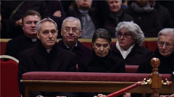Georg Gänswein (l), Kurienerzbischof und ehemaliger Privatsekretär von Benedikt XVI., im Petersdom.