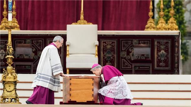 Gänswein küsst zum Abschied Benedikts Sarg Georg Gänswein (r) ist Kurienerzbischof und war viele Jahre Privatsekretär von Benedikt XVI.