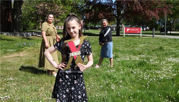 Georgia glücklich und mit Pokal zurück in Bremerhaven Georgia Balke hat den begehrten Pokal in die Stadt gebracht: Zusammen mit den Familienmitgliedern Georgia Wagner und Jasmin Balke wird gefeiert.