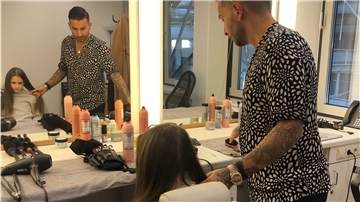 Georgia Balke wird von Salvatore in der Maske gestylt. Zuerst sind die Haare dran.