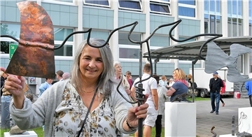 Georgia Winkler aus Bremerhaven zeigt ihre selbst gefertigte schmiedeeiserne Windfahne