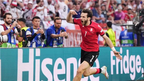 Autokorsos und Tänze: Georgien feiert Achtelfinale Georgiens Chwischa Kwaratschelia jubelt über seinen Treffer zum 1:0.